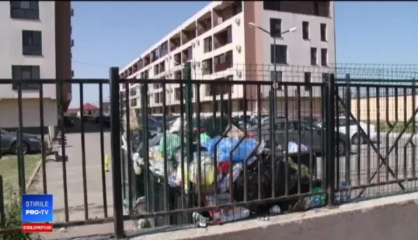 Munți de gunoaie pe străzile din Craiova. Explicația oferită de autorități