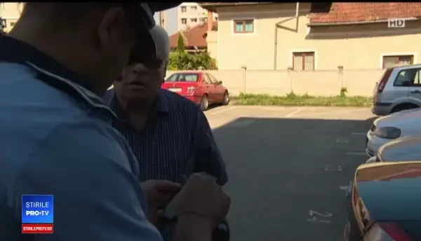 Alertă în Târgu Jiu. Piromanul care incendiază ușile apartamentelor încă nu a fost prins