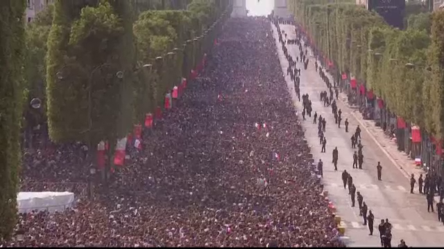 Sute de mii de francezi au sărbătorit pe Champs Elysee, luni, câștigarea CM 2018