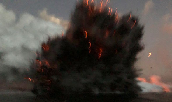 Barcă scufundată de o "ghiulea" din lavă, în Hawaii. Ce au păţit turiştii din ea