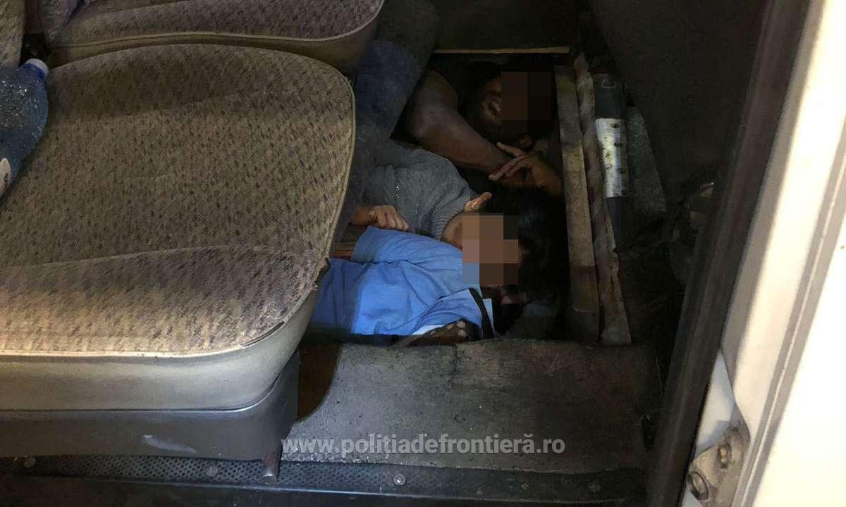 Trei bărbaţi, găsiţi la Vama Nădlac sub podeaua unui microbuz. Din ce ţară veneau