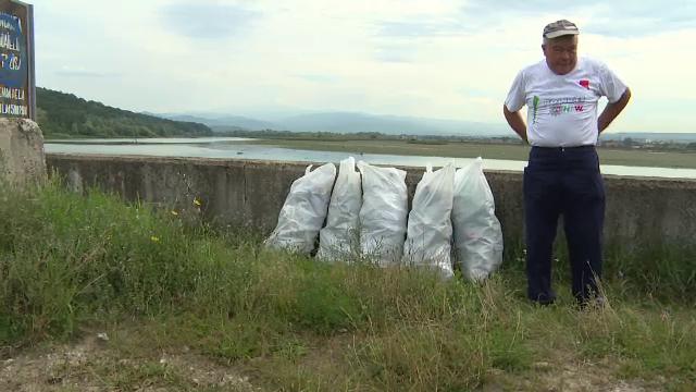 Apelul lansat de un pescar gorjean pentru curățarea râului Jiu. Cum i-au răspuns oamenii