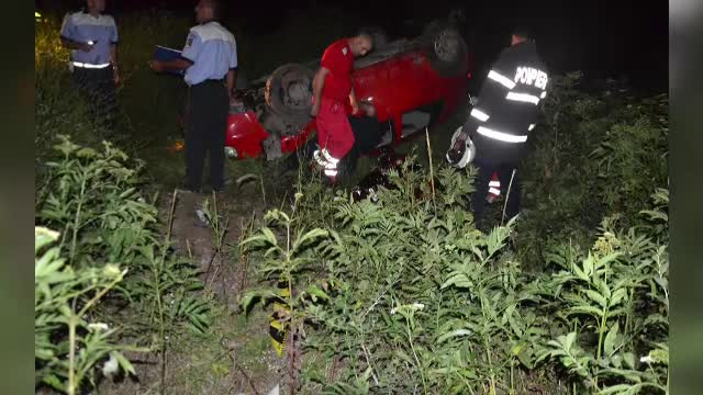 La 16 ani a condus băut prin Craiova şi s-a răsturnat cu maşina. Prietena lui a murit