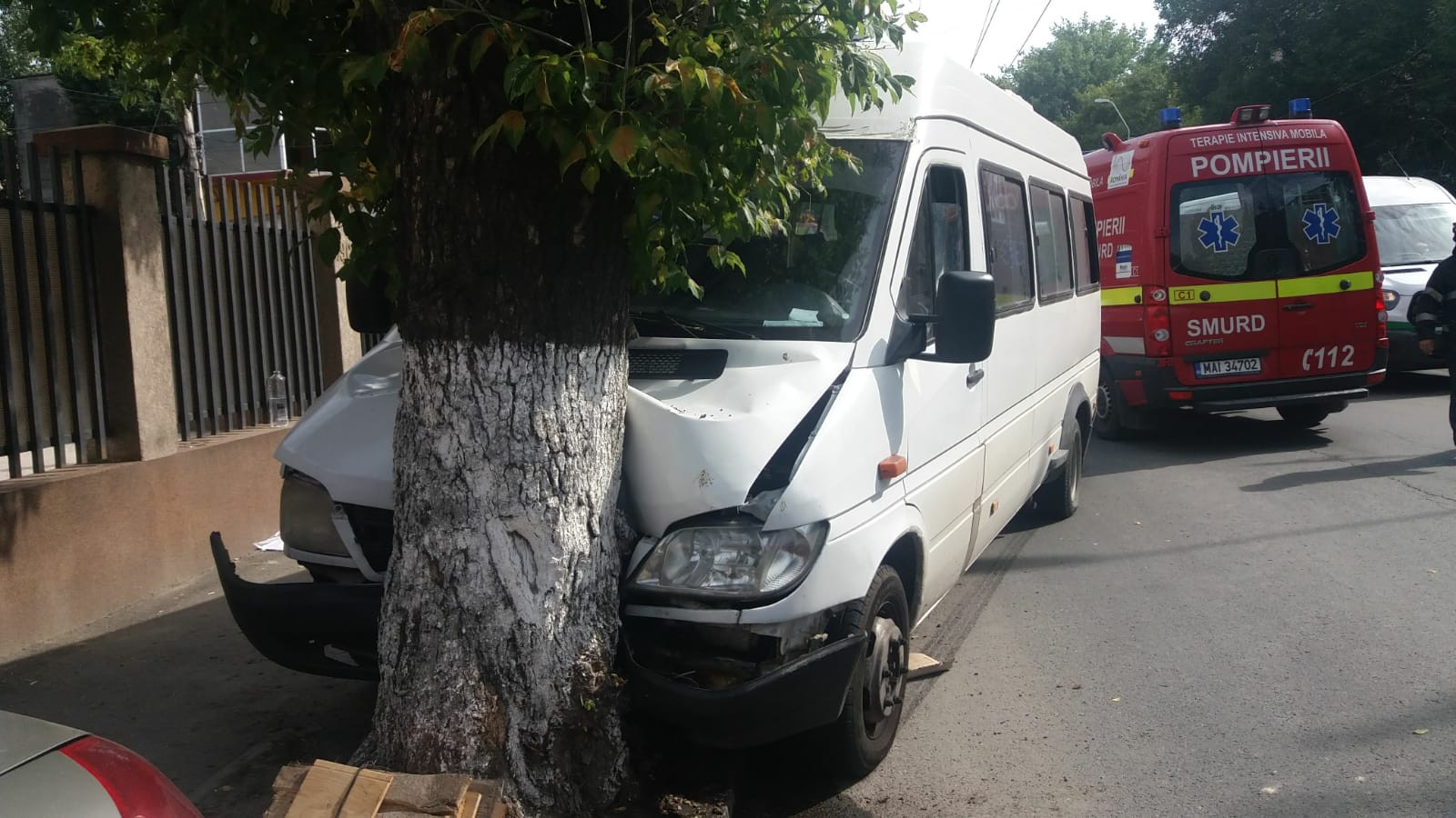 Un microbuz cu pasageri, implicat într-un accident în Capitală. 6 victime transportate la spital