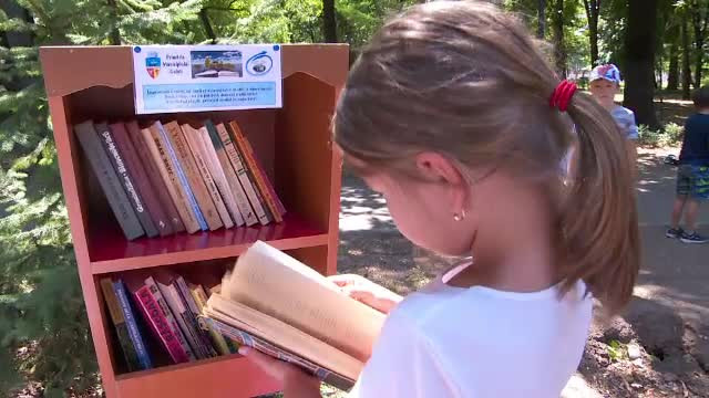 Căsuțe cu cărți donate în parcurile din Galați. Copiii au fost încântați de idee