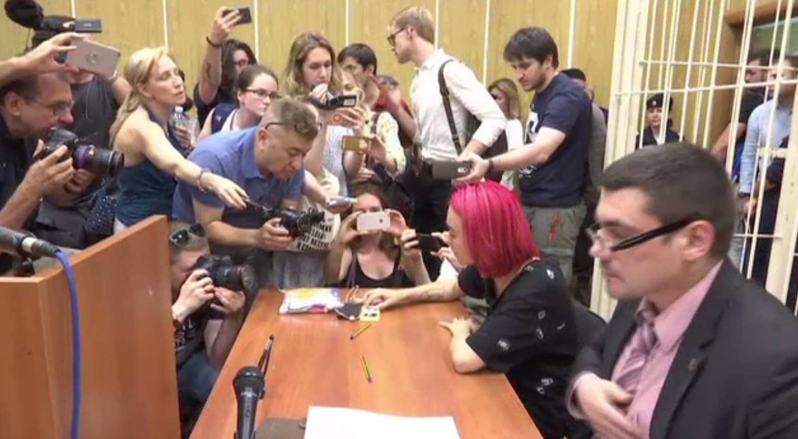 Imagini scandaloase din timpul interogatoriului activiștilor de la Pussy Riot. Replica unui polițist