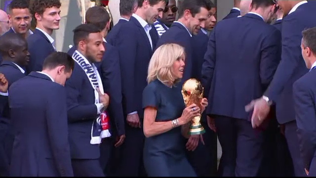 Soţii Macron, recepţie în onoarea echipei naționale. Gestul făcut de Brigitte când a primit cupa