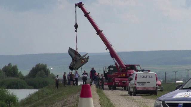 Coada aeronavei care s-a prăbușit într-un lac din Bacău, recuperată. Starea celor doi piloţi