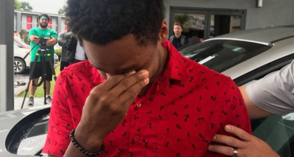 Răsplata primită de un tânăr care a mers 32 de kilometri pe jos pentru a ajunge la muncă. A izbucnit în lacrimi