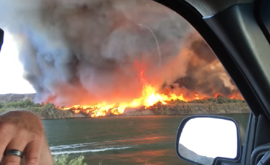 Tornadă de foc, filmată pe marginea unui râu din California. VIDEO