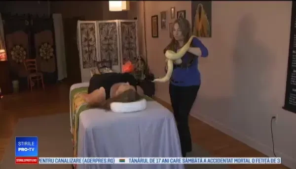 Beneficiile masajului cu șerpi boa. Cât de sigur este