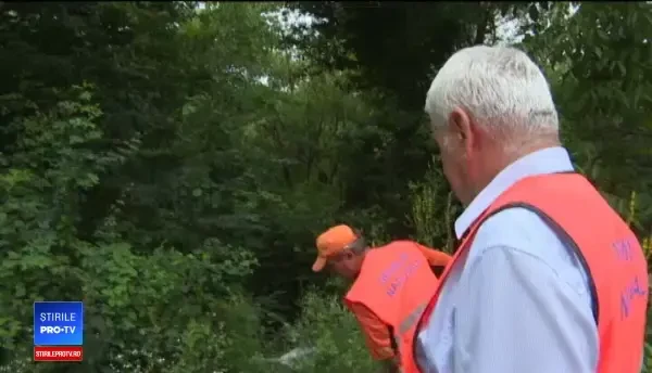 Sicriu vechi descoperit la marginea unui drum din Gorj. Oamenii au sunat la 112 când au văzut ce e sub capac