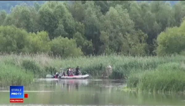 Coada aeronavei care s-a prăbușit într-un lac din Bacău, recuperată. Starea celor doi piloţi