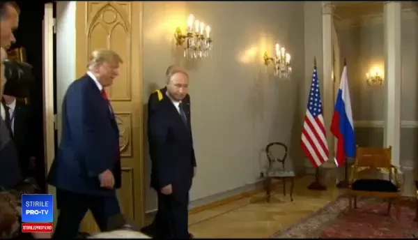 Reacția lui Putin când un jurnalist i-a oferit o copie a punerii sub acuzare a celor 12 ruși. VIDEO