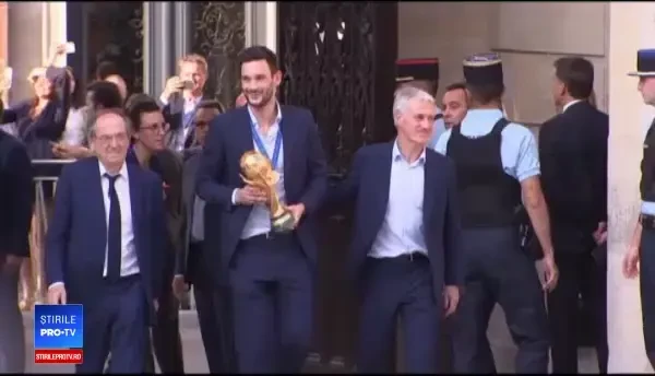 Soţii Macron, recepţie în onoarea echipei naționale. Gestul făcut de Brigitte când a primit cupa