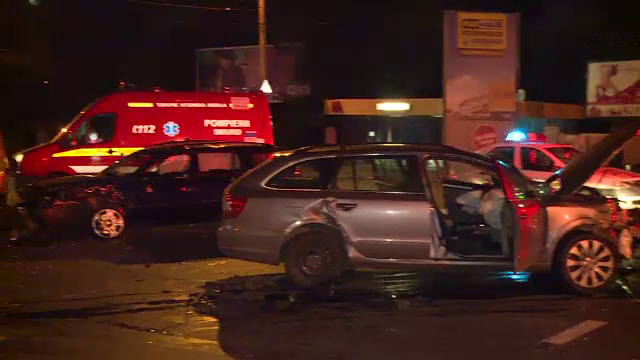 Accident în lanț într-o intersecție din Capitală: „Zice că n-a văzut semaforul”