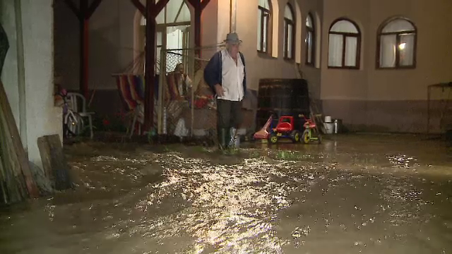 Dezastru în Arad, după o ploaie torenţială: podețe rupte, gospodării inundate. "Vai de noi"