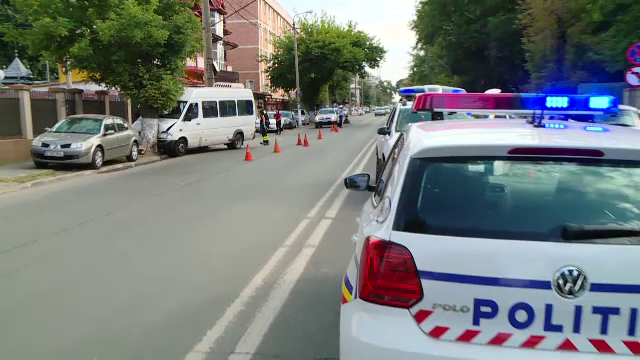 Un microbuz a intrat într-un copac, în Capitală. Șase persoane au fost rănite