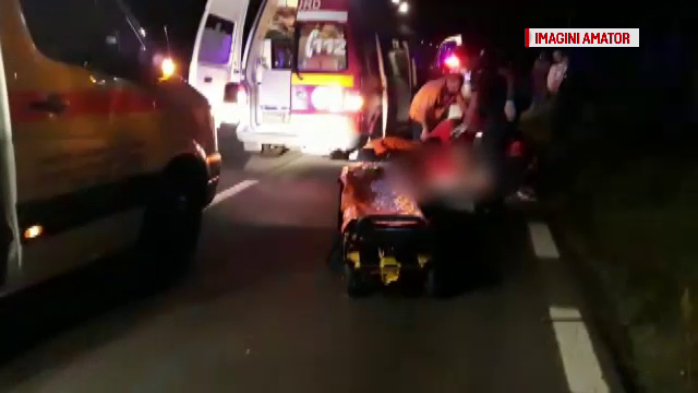 O femeie a murit după ce a fost lovită și târâtă de o mașină. În zonă nu sunt trotuare