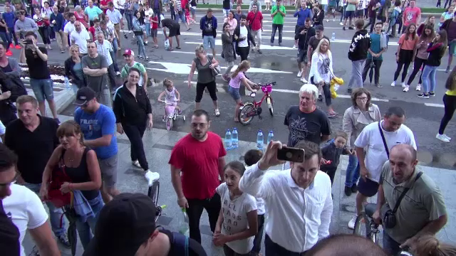 Băcăuanii au ieşit în stradă din cauza lipsei apei potabile: "Ne-a ajuns cuțitul la os"