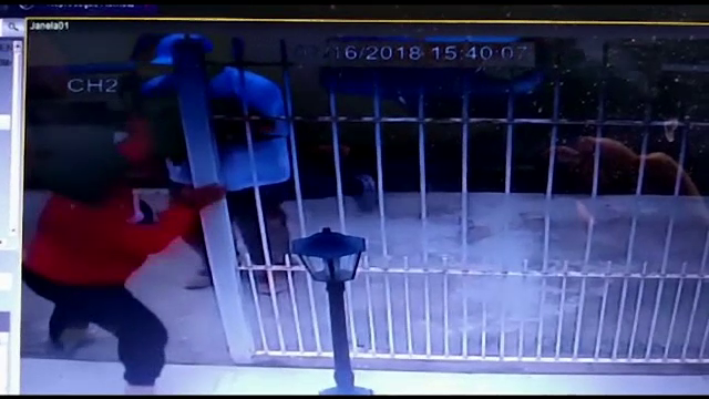 Mama unui fotbalist, răpită din faţa casei. Poliţia a arestat 3 suspecţi