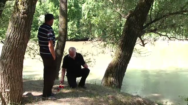 Își caută de 2 săptămâni fiul dispărut în Prut. Ritualul făcut pe malul râului: ”Am pus colac cu lumânare”