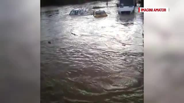 Inundații în România. Un șofer a fost luat pe sus de viitură cu tot cu mașină