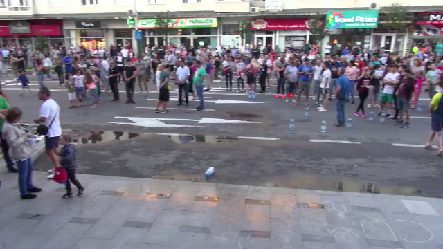 Oamenii din Bacău au ieşit în stradă: de cinci zile nu au apă potabilă. Explicaţia autorităţilor