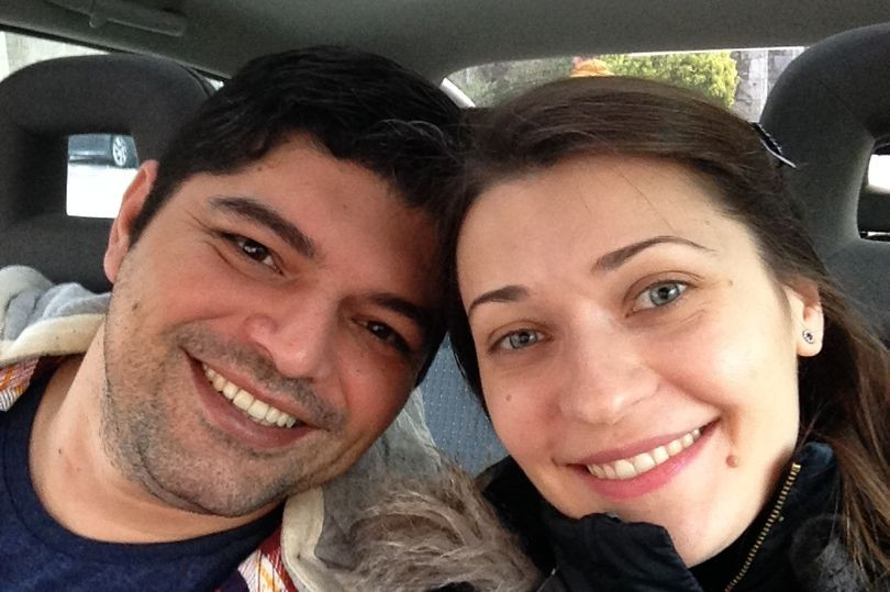 Povestea românilor care s-au căsătorit şi au devenit absolvenţi de Medicină în aceeaşi zi, în UK