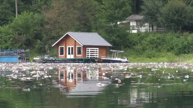 Peste 100 de tone de deşeuri plutitoare, strânse din zona barajului Bicaz