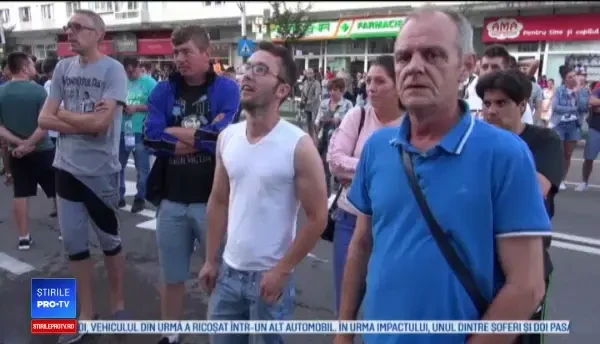 Băcăuanii au ieşit în stradă din cauza lipsei apei potabile: Ne-a ajuns cuțitul la os