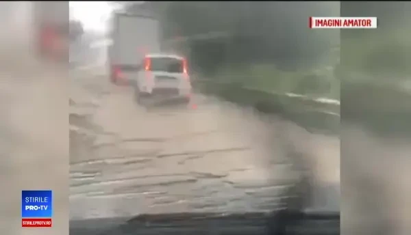 Inundații în România. Un șofer a fost luat pe sus de viitură cu tot cu mașină