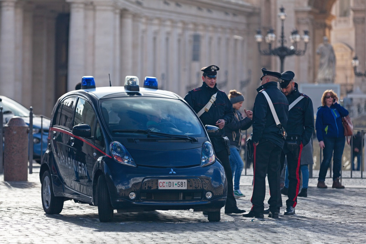 Bebeluş român, împuşcat în brațele mamei, pe o stradă din Roma. Ar putea fi vorba de un atac rasist