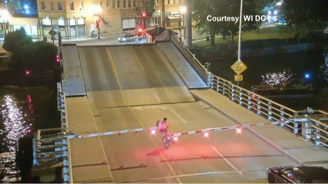 Ce a pățit o femeie care a pedalat pe un pod peste apă care se ridica