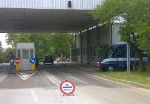 Un şofer român din Italia a sărit din camion în mers când a văzut poliţia. Ce transporta