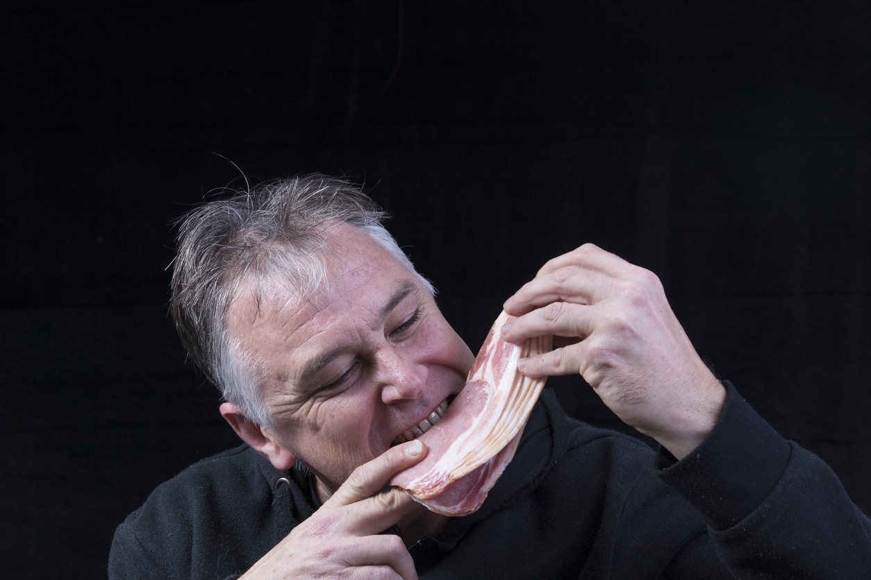 Scandal în avion, din cauza unui sandwich cu bacon. Ce a pățit un pensionar