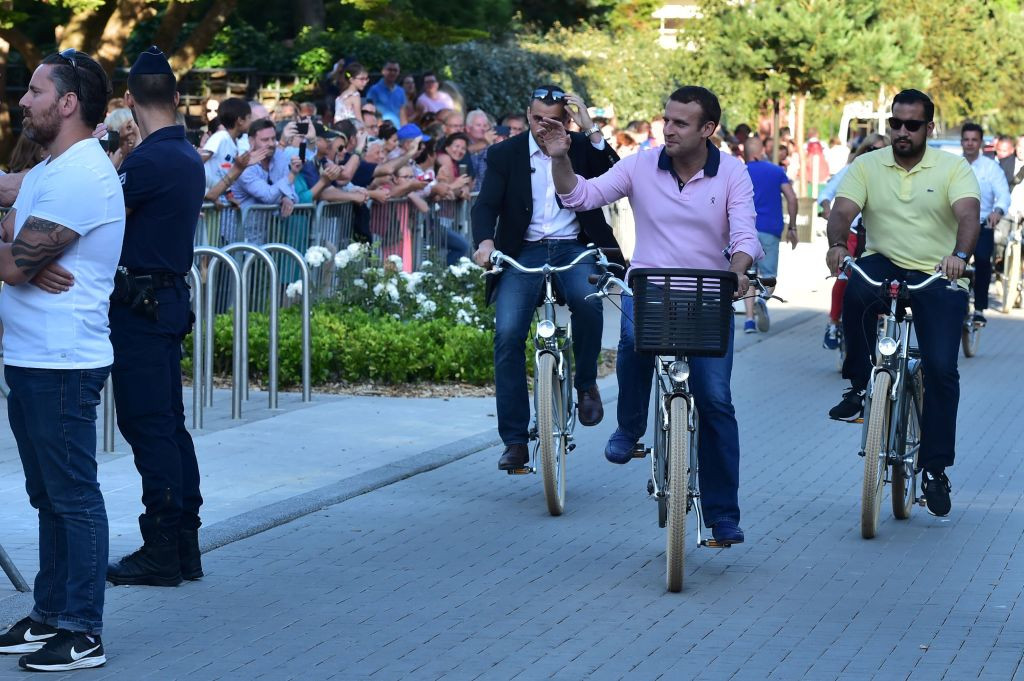 Consilier al președintelui Emmanuel Macron, anchetat pentru că a lovit doi protestatari