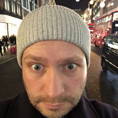 Reacția unui englez după ce a mâncat savarine oferite de vecinul său român