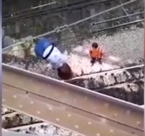 Tânără prinsă în cablurile electrice timp de o oră, după ce a căzut de pe un pod