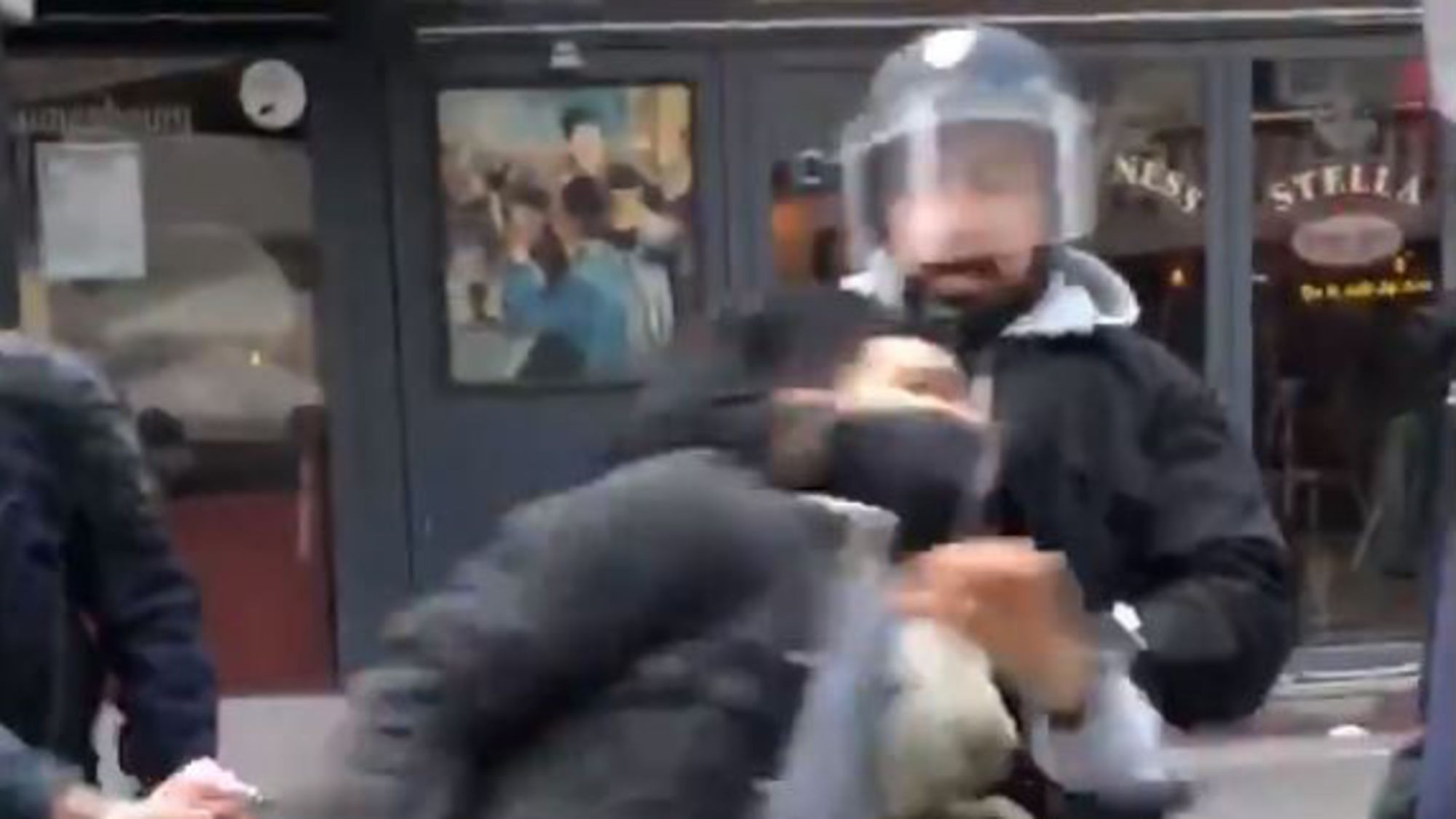 Oficial din echipa lui Macron, filmat în timp ce bate un protestatar în Paris. VIDEO