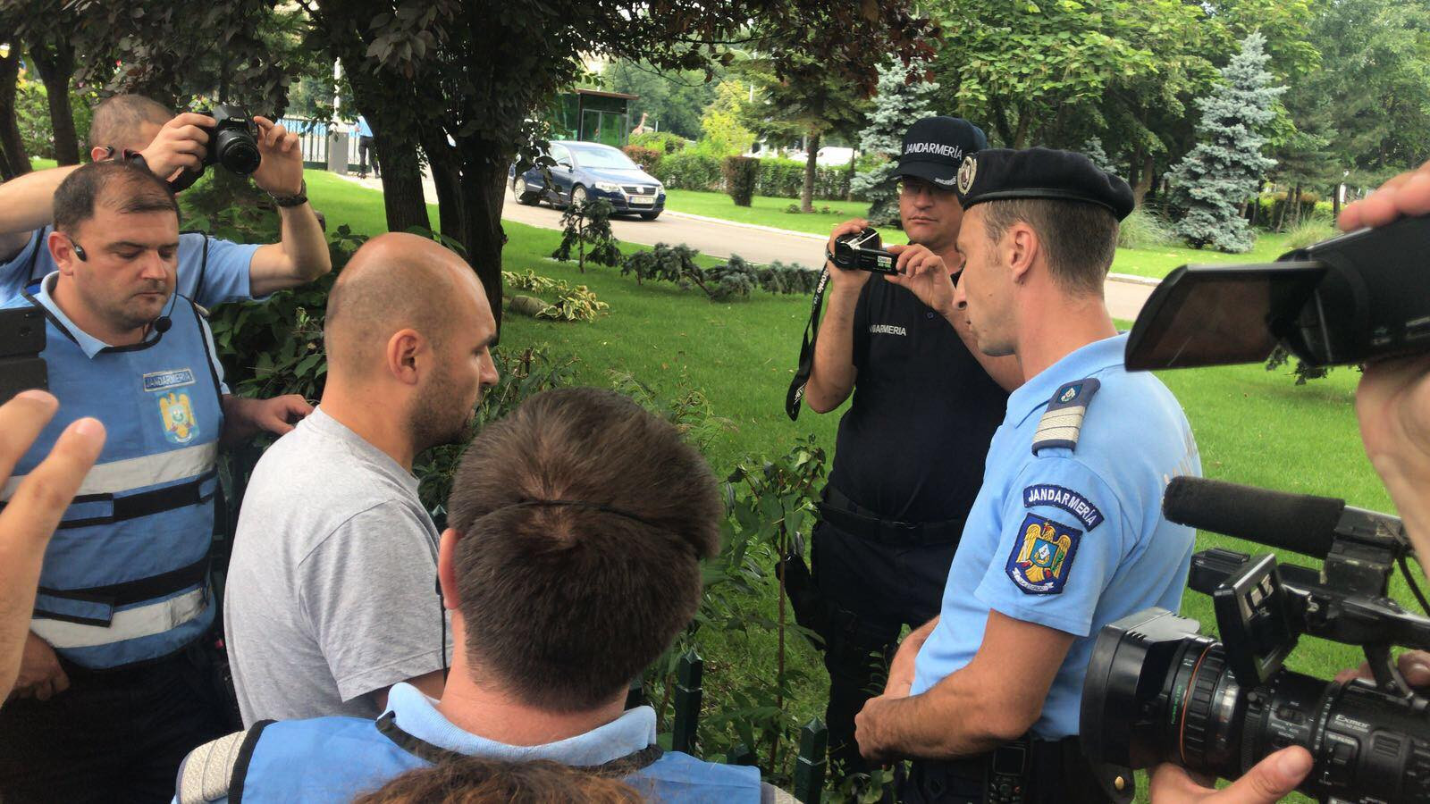 Un bărbat s-a legat cu cătușe de Guvern, afirmând că are benzină: ”Dăncilă să nu dea ordonanță”