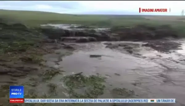 Dezastru în Vaslui. Viiturile au transformat drumurile în mlaștini