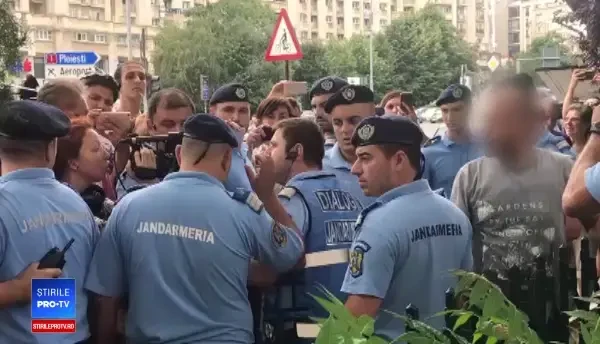 Un bărbat s-a legat cu cătușe de Guvern și afirmă că are benzină: ”Dăncilă să nu dea ordonanță”