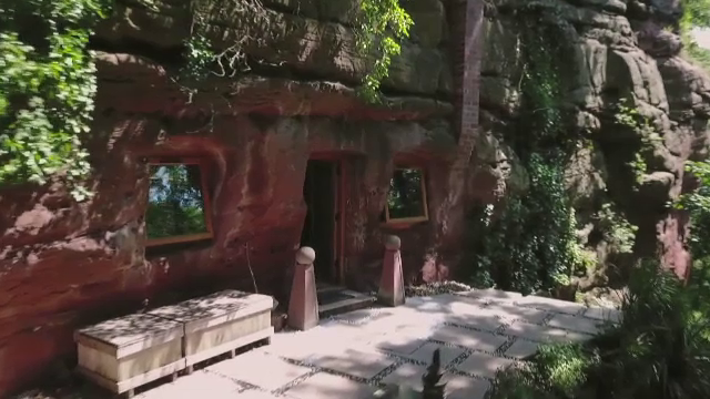 Povestea bărbatului care locuiește într-o peșteră. Cu cât o închiriază