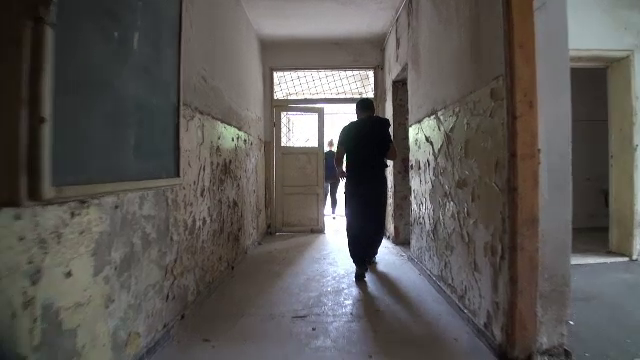 Bloc bântuit de șerpi și șobolani, în Câmpina. Cine locuiește în el