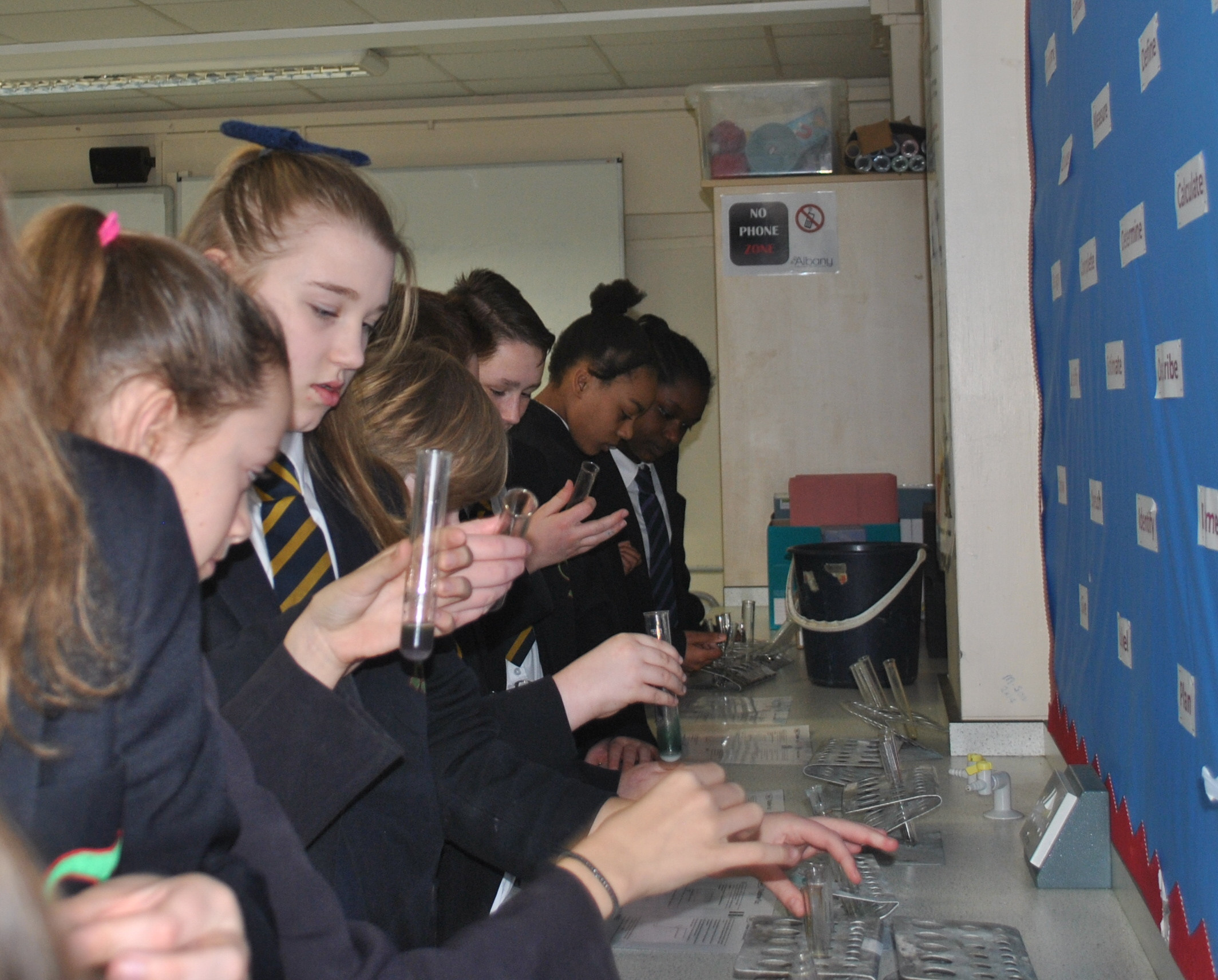 Cea mai strictă școală. Profesorii le interzic elevilor să vorbească în pauze