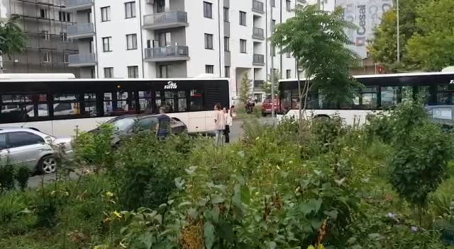 Fără rușine în traficul din București. Un SUV a blocat mai multe autobuze. VIDEO