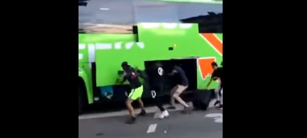 Imagini incredibile în Franța. Cum este jefuit un autocar plin cu pasageri aflat în mers