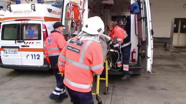 Un bărbat s-a ars pe faţă şi pe mâini încercând să stingă un incendiu care-i ameninţa maşina