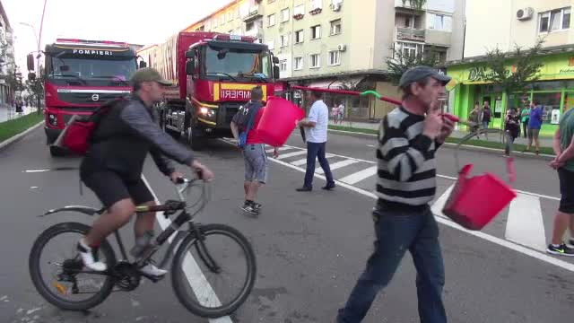 Locuitorii Bacăului s-au întors în timp cu 100 de ani: cară apă cu găleata